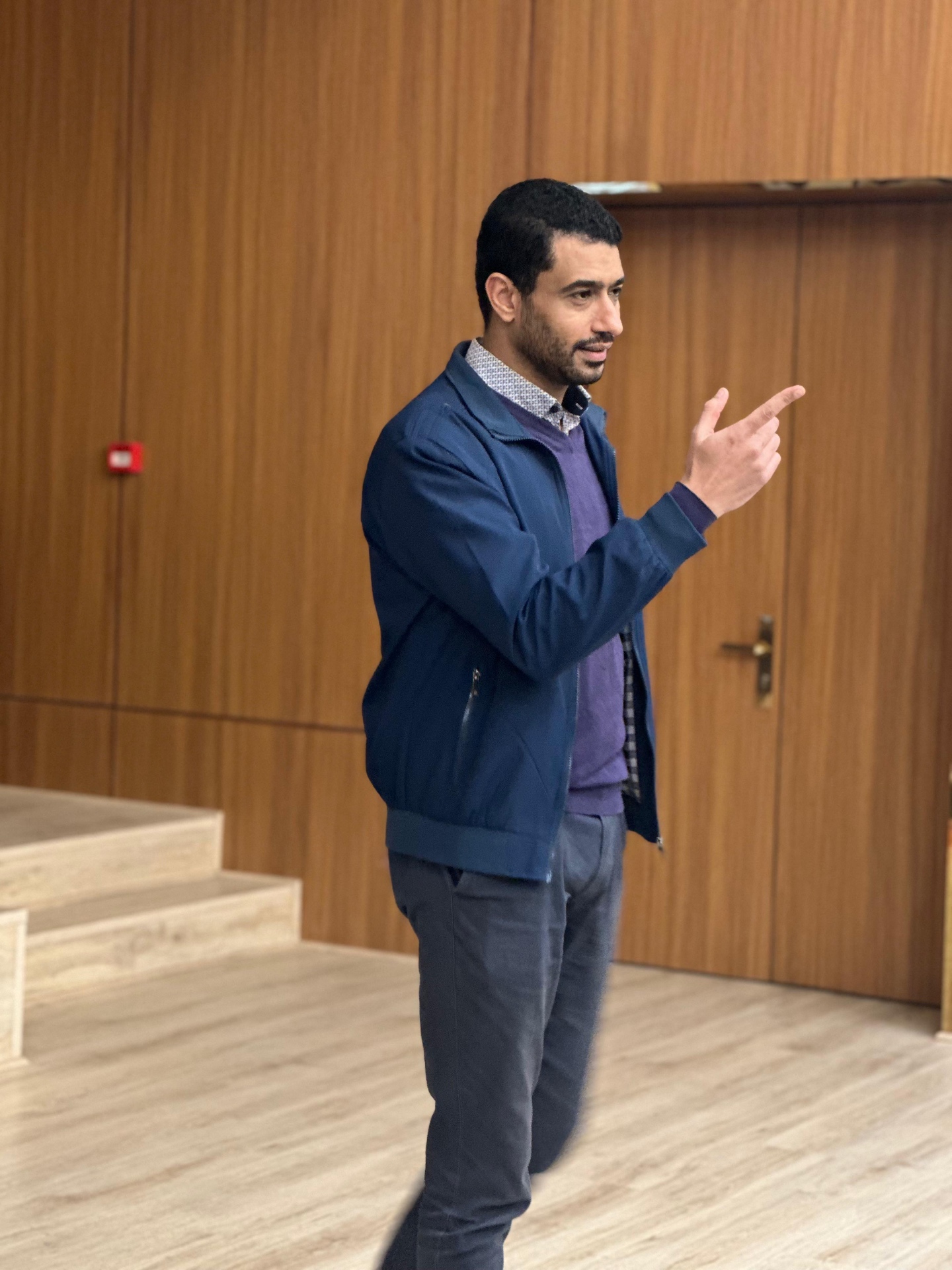 Dr. Hazem Badawy explaining research abroad preparation during the workshop